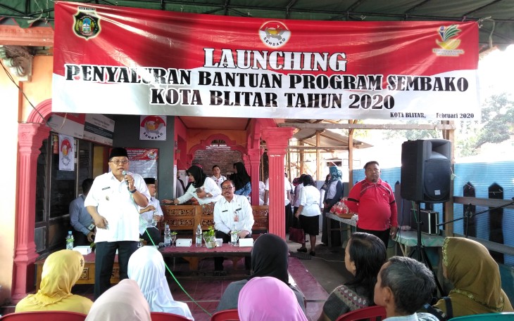 Plt Walikota Blitar Santoso saat memberikan sambutan di acara pembagian paket sembako di kelurahan Sananwetan, Kota Blitar. 