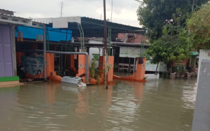 Tampak banjir masih menggenangi rumah warga