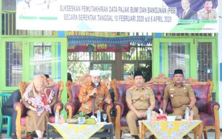 Wali Kota Bengkulu Helmi Hasan Saat Menghadiri Acara Pelatihan Pemutakhiran Pajak Bumi dan Bangunan di kantor Camat Muara Bangkahulu