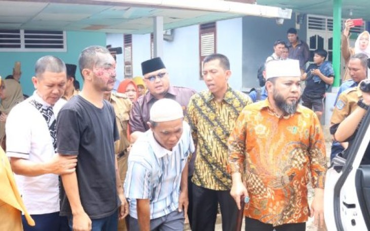Wali Kota Bengkulu Helmi Hasan Saat Mengunjungi Warganya 