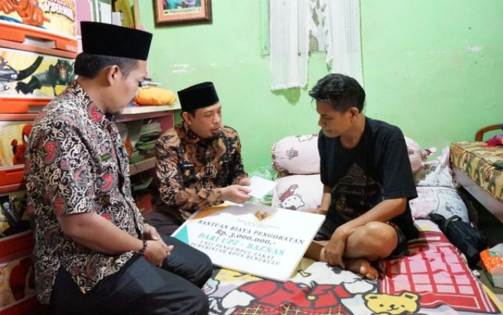 Wakil Wali Kota Bengkulu Dedy Wahyudi Menjenguk Seniman Bengkulu Dang Leman