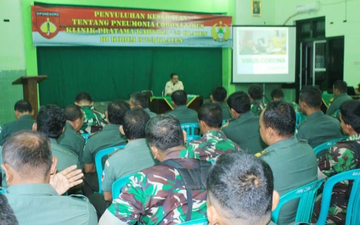 Prajurit dan PNS Jajaran Kodim 0723/Klaten Menerima Penyuluhan Lesehatan Tentang Penyebaran Pnemunia Virus Corona Oleh Tim Kesehatan Dari Klinik Pratama Kartika 23 Klaten