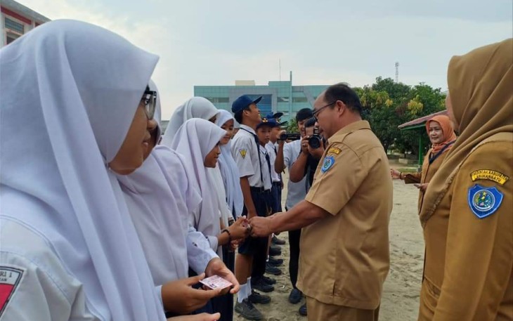 KIA Dibagikan ke Siswa SMPN 1 Rantau Selatan