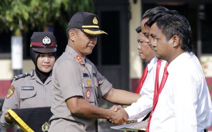 Kapolres Beri Penghargaan Personel Berhasil Ungkap Kasus Pencurian Roda Mobil Ambulans