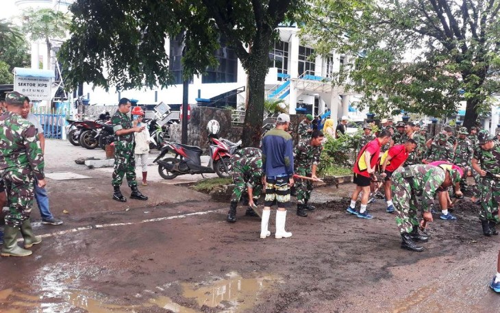 Dandim 1310 dan Kapolres Bitung Pimpin Karya Bhakti Pembersihan Jalan Pasca Hujan Deras 