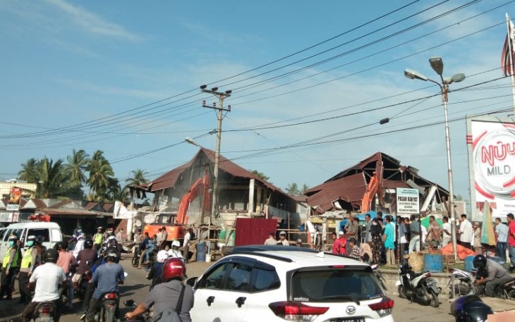 Excavator Robohkan Bangunan Pasar Inpres Geudong