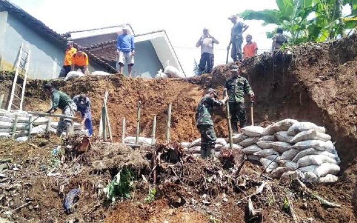 Pembuatan Tanggul Darurat Dilakukan