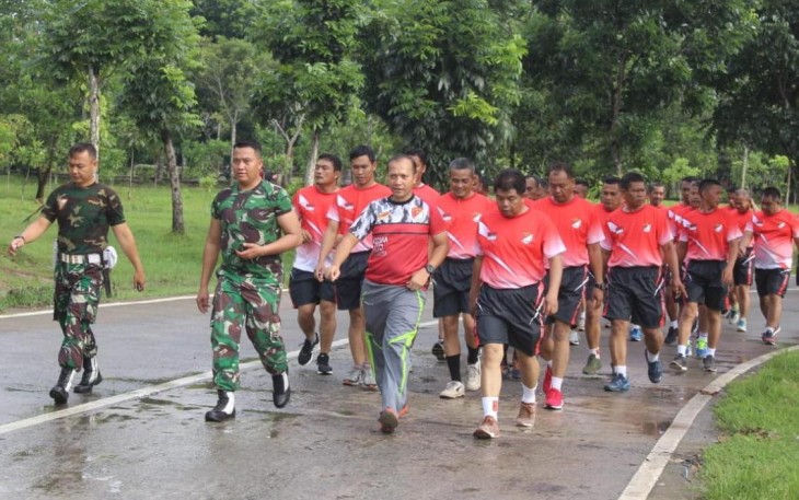 Dandim 0510/Trs Pimpin Jalan Sehat 5 Km dan Senam Body Combat