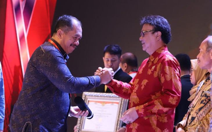 Menteri Pendayagunaan Aparatur Negara dan Reformasi Birokrasi Tjahjo Kumolo (kanan) menyerahkan Langsung penghargaan