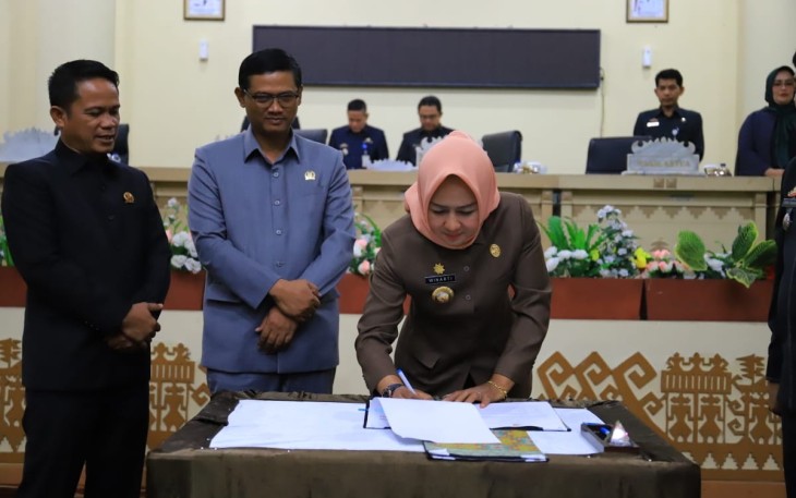 Bupati Winarti saat menandatangani nota pengesahan Perda KLA