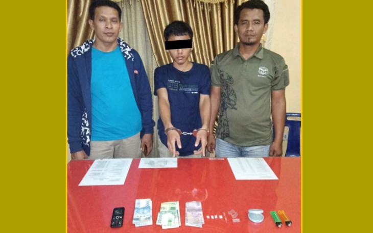 Pelaku (tengah) dan barang bukti saat diamankan 