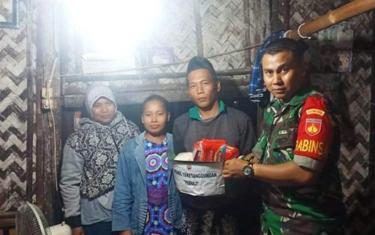 Koramil 15 Ketanggungan Brebes Terus Berikan Sembako Bagi Warga Kurang Mampu