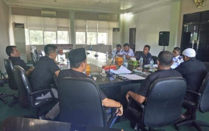 Pihak DPRK Aceh Singkil saat mengelar Raker dengan Dinas Perhubungan setempat.