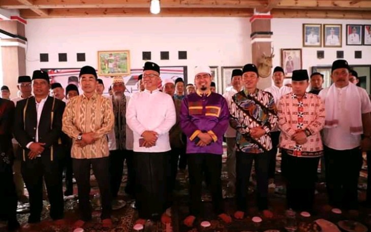 Bupati dan Ribuan Masyarakat Lambar Hadiri Pengajian Akbar