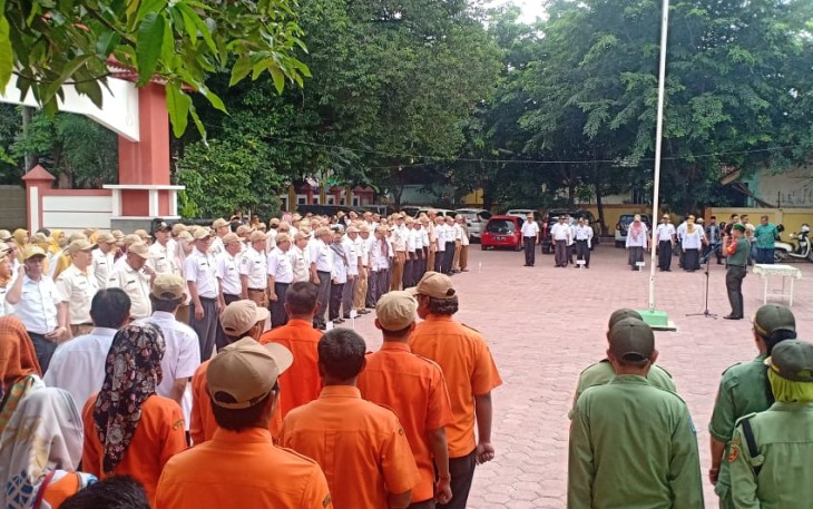 Babinsa Jati Mekar Sebagai Komandan Apel pada Pelantikan Ketua RW dikecamatan Jati Asih 