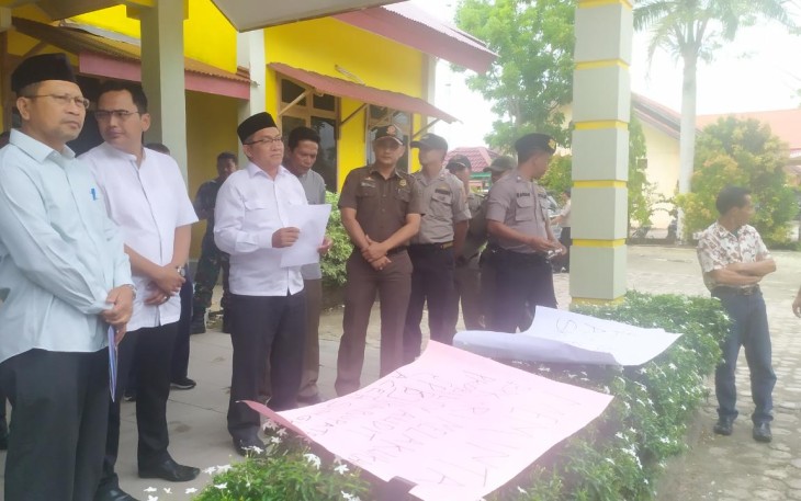 Pihak Pemkab Aceh Singkil saat menyambut pendemo dihalaman Kantor BPKK setempat.