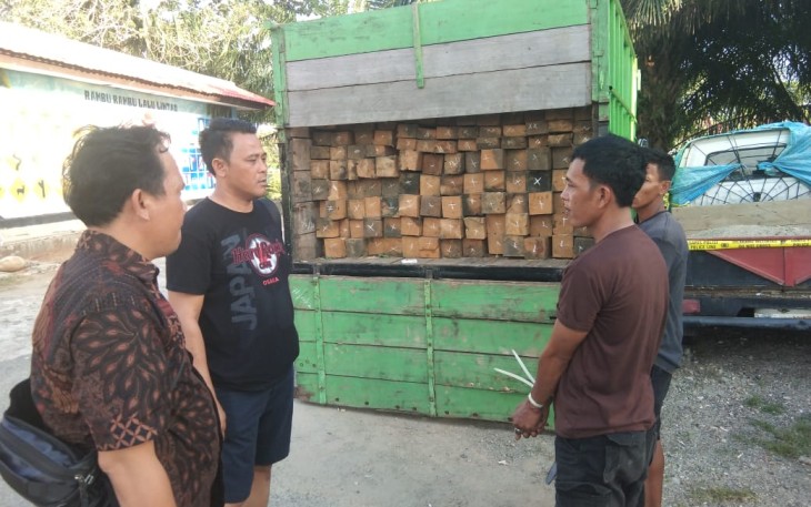 Dua orang pelaku dan barang bukti saat diamankan
