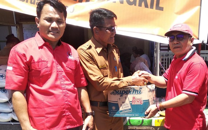 DPC PDI P Aceh Singkil Serahkan Bantuan Korban Kebakaran