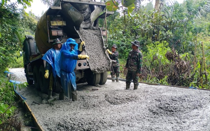 Pengecoran Jalan di Nagori Parjalangan 