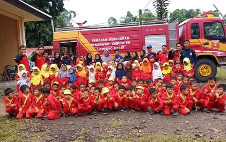 Ratusan Siswa TK Datangi UPT Damkar Balik Bukit