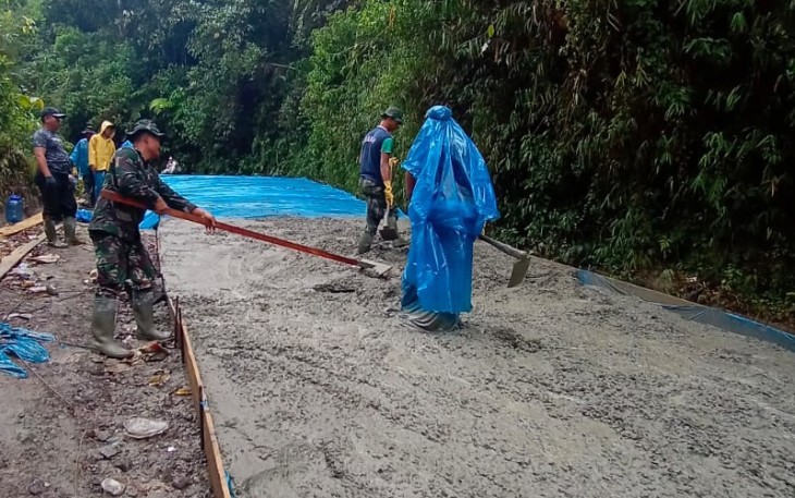 Kodim 0207/Sml Tingkatkan Jalan 1500 Meter di Dolog Masagal