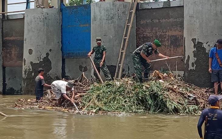 Koramil Cawas Bersama Team BBWS Bersihkan Dam Tukuman