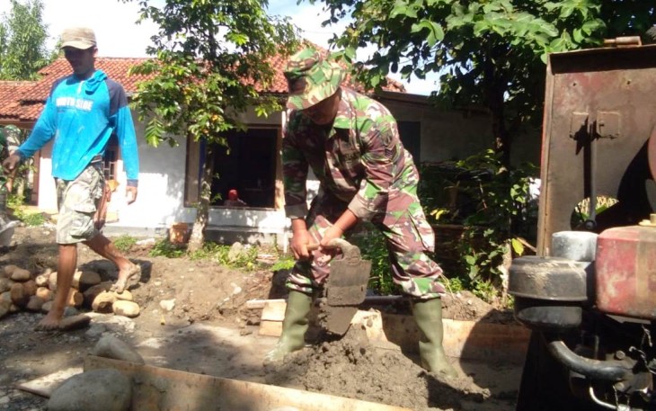 TNI Yang "Ahli" Bikin Adonan Semen Diterjunkan di Pra TMMD
