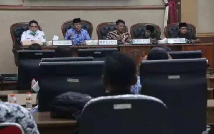 Wakil Wali Kota Tegal saat memberi pernyataan