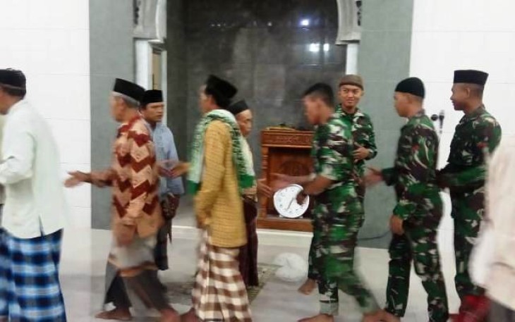Keberadaan TNI di Pantirejo Pekalongan Berikan Motivasi Kerja dan Ibadah