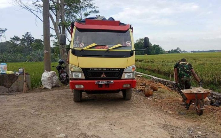 Dropping Material Talud TMMD Reguler Pekalongan Berlanjut ke Arah Bulaksari