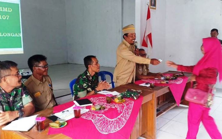 Cara Unik Kades Pantirejo Pekalongan Memotivasi Warganya Rajin Datang Awal Ke Balai Desa