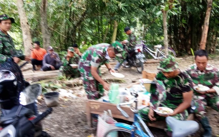 Satgas TMMD Makan di Tempat Terbuka