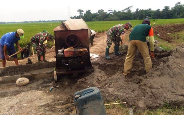 Saat di TMMD TNI Ini Juga mahir Angkat Skop 