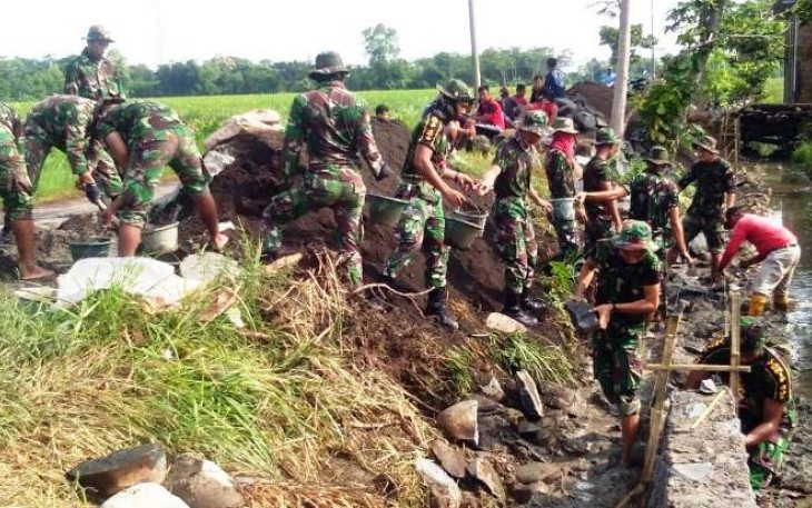 TNI dan Masyarakat Bahu Membahu Membangun Talud TMMD Pekalongan