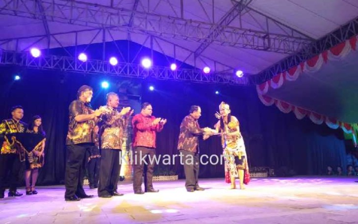 Bupati Rijanto (dua dari kanan) menyerahkan pusaka kepada pemeran tokoh Sri Kresna