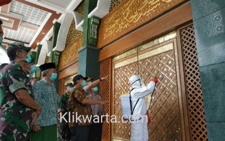 Bupati Rijanto (baju cokelat) saat memimpin aksi penyemprotan Disinfektan di Masjid