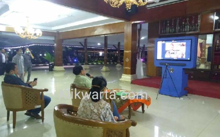 Bupati Rijanto (duduk bagian tengah) saat berkomunikasi dengan Camat se- kabupaten Blitar Soal Penanganan Covid-19 