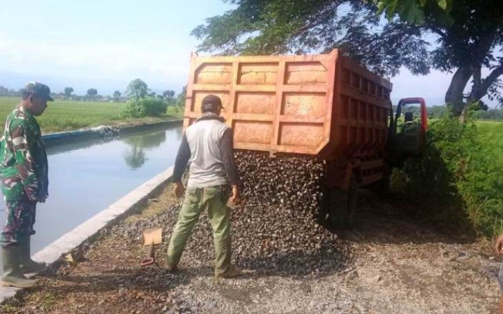 Batu Split Terus Digelontor ke Lokasi TMMD Reguler Pekalongan