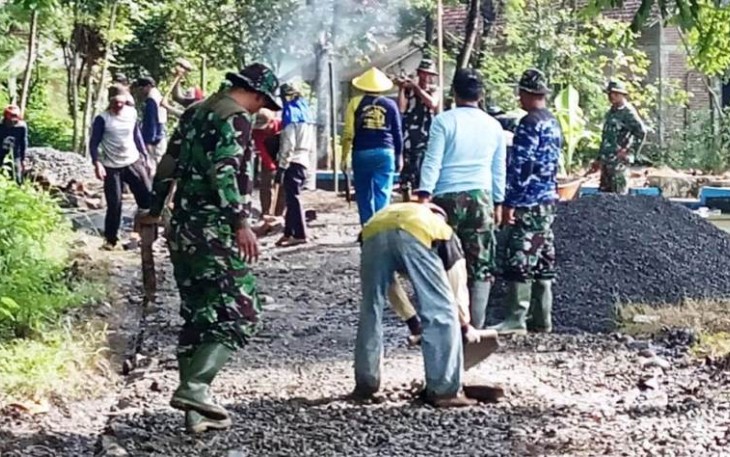 Aparat Gabungan Terjun di Pembangunan Jalan TMMD Reguler Pekalongan