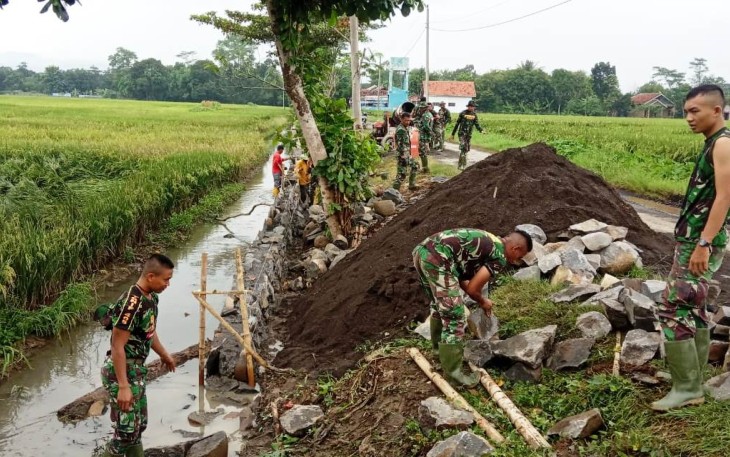Pantang Menyerah Sebelum Talud TMMD Rampung