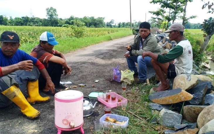 Totalitas Prajurit Penerangan di TMMD Reguler Pekalongan