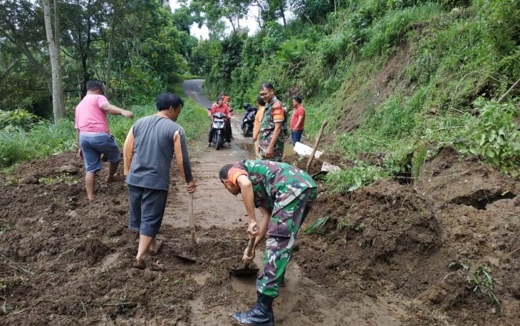 Longsor Akibatkan Akses ke Desa Lanjaran Terputus Sementara 