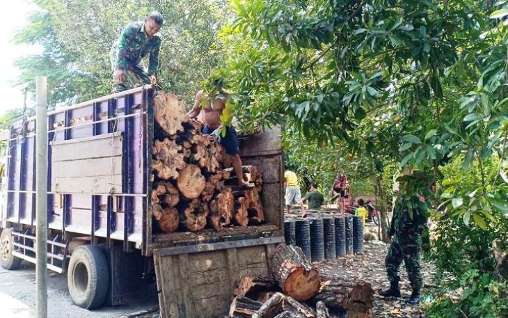 Kayu Bakar Mulai Masuk ke Titik-titik Pengaspalan Jalan TMMD Pekalongan