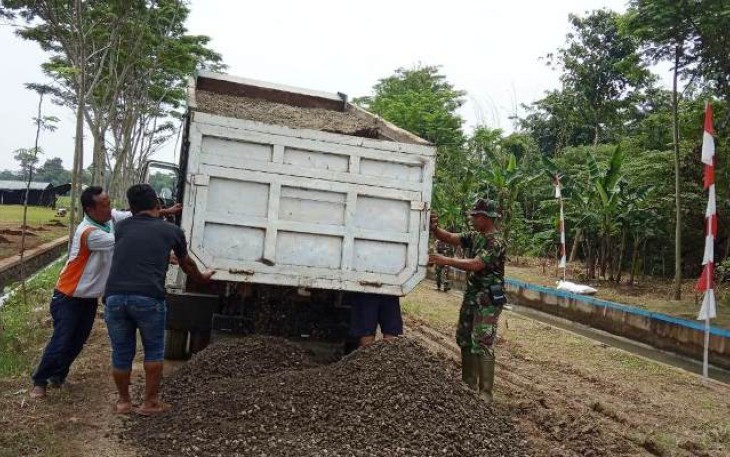 Material Pengaspalan Jalan TMMD Reguler Pekalongan Terus Didatangkan