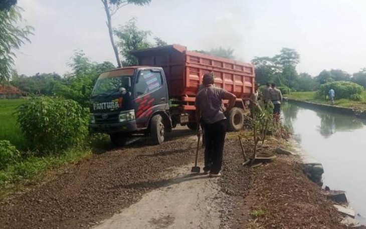 Droping Material Pengaspalan Jalan TMMD Reguler Pekalongan Beresiko Tinggi