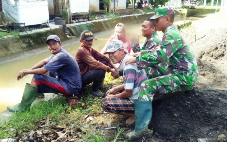 Contoh Kemanunggalan TNI-Rakyat di Lokasi TMMD Reguler Pekalongan