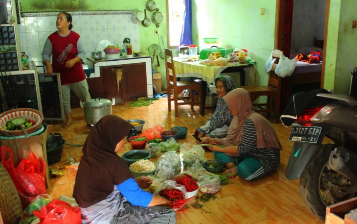 Mengintip Dapur Tempat Ibu-Ibu Memasak Untuk Satgas TMMD 107 Kodim 0508/Depok