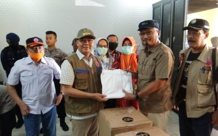 Gubernur Rohidin Serahkan 200 Unit APD ke RS Kota Bengkulu