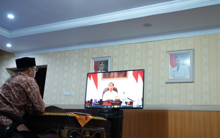 Gubernur Rohidin saat mendengarkan Arahan Presiden RI Soal Corona