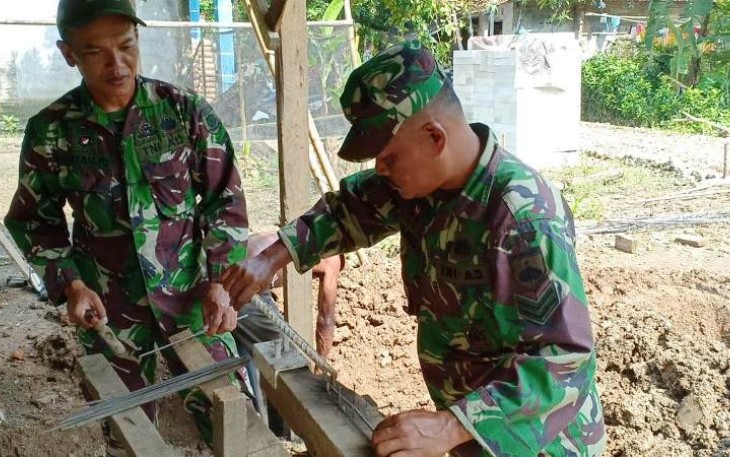 Keahlian Rancang Bangunan Sertu Bambang Sangat Vital di TMMD Pekalongan